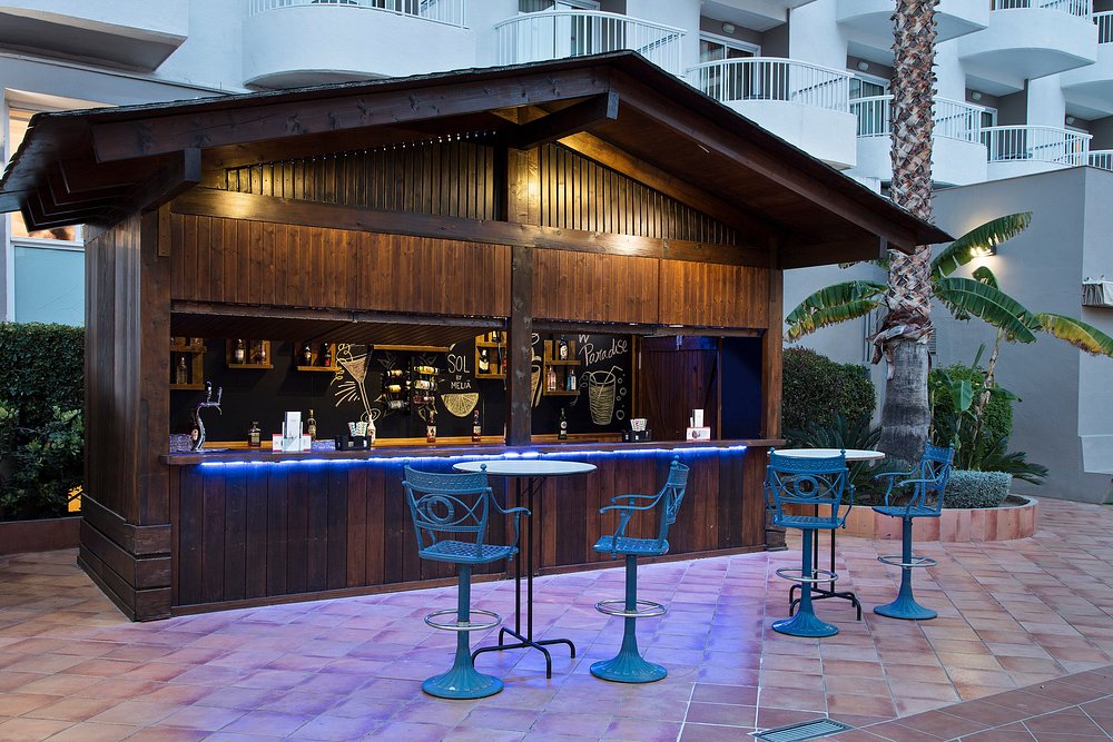 Wooden tiki-style Sol by Meliá bar at Sol Pelicanos Ocas
