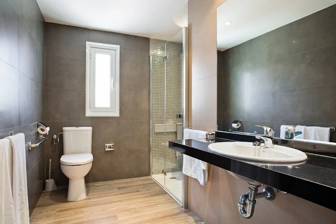 Modern walk-in shower bathroom at Sol Pelicanos Ocas