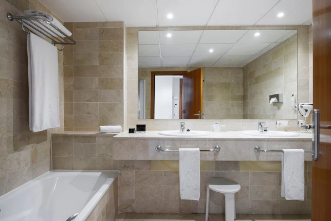 Marble double-basin bathroom in a standard room at Meliá Benidorm