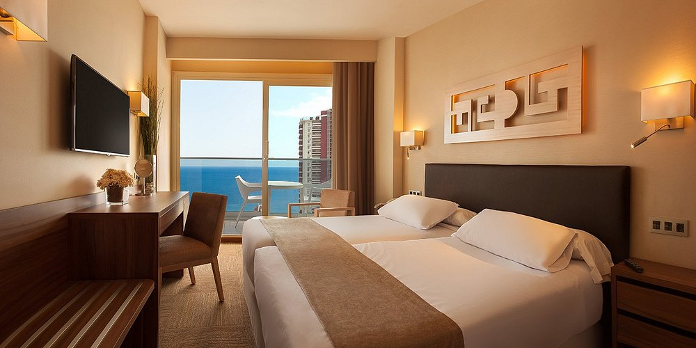 Twin bedroom with direct sea view at Hotel Don Pancho Benidorm