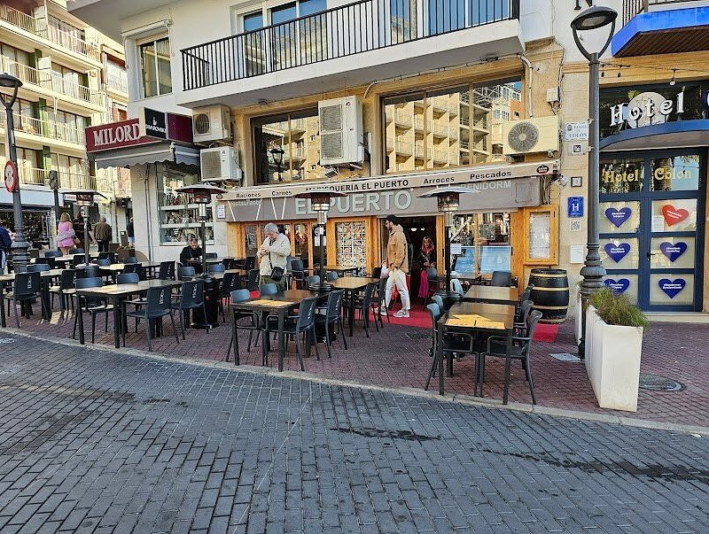 Restaurante El Puerto Benidorm — terrace and entrance on Paseo de Colón