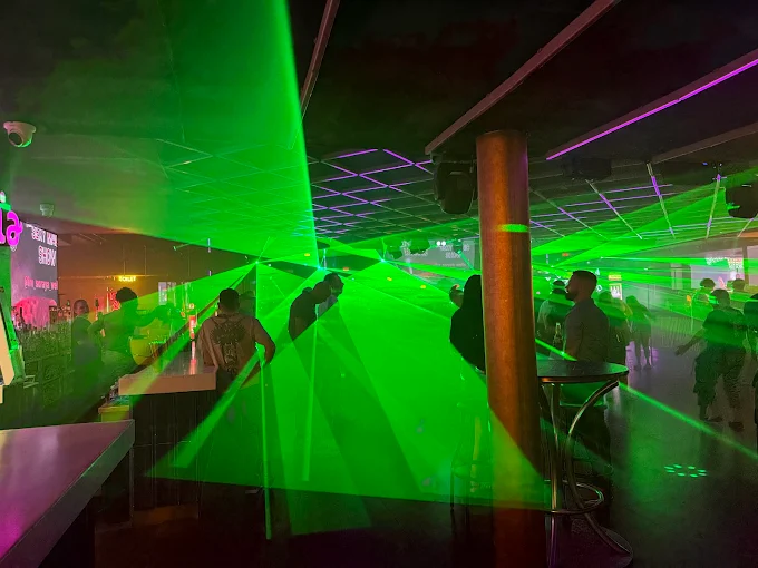 Green laser show over the Insomnia Benidorm dancefloor