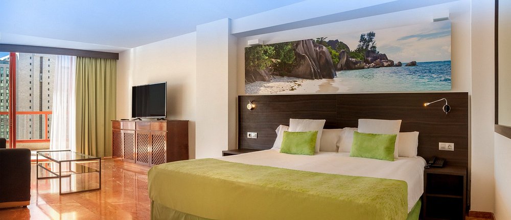 Tropical themed bedroom with balcony at Magic Tropical Splash