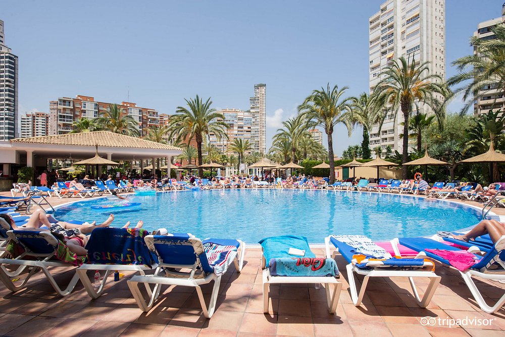 Circular lake-style pool at Sol Pelicanos Ocas Benidorm